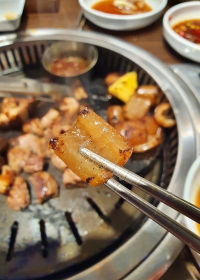 欢迎来龙餐馆剧集海报，温暖的餐馆门口灯光下主角群像，红灯笼高挂、食客络绎不绝，极具生活温度