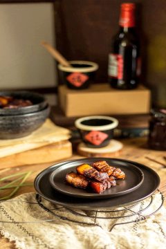 风味人间纪录片封面，航拍视角下的中国各地美食场景，色彩丰富食材鲜活